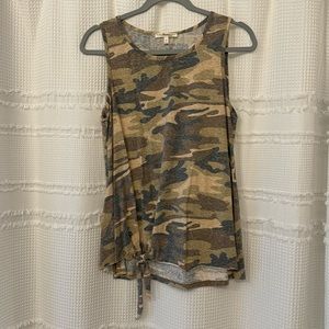 Camo tank top with knot in the front